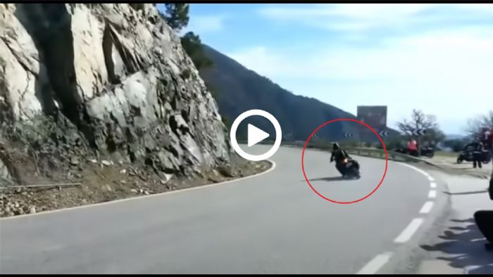 VIDEO: Αναβάτης TMAX φλερτάρει με μπαριέρα! VIDEO: Αναβάτης TMAX φλερτάρει με μπαριέρα!