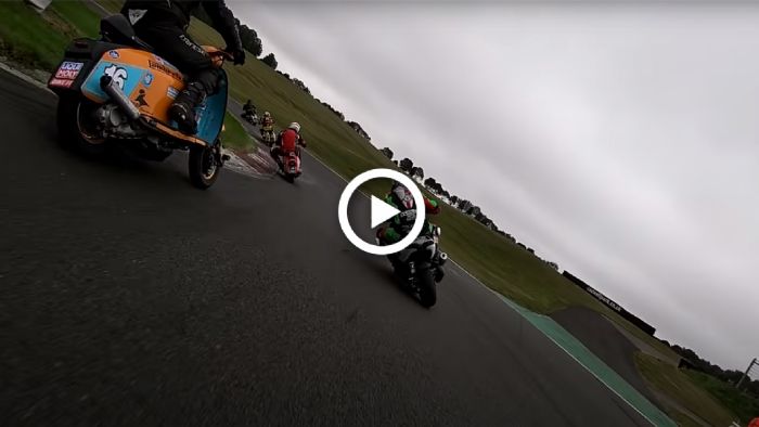 VIDEO: «Τέζα» με scooters στην πίστα του Cadwell Park! VIDEO: «Τέζα» με scooters στην πίστα του Cadwell Park!
