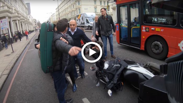 VIDEO: Μοτοσυκλετιστής κάνει «κήρυγμα» σε πεζούς! VIDEO: Μοτοσυκλετιστής κάνει «κήρυγμα» σε πεζούς!