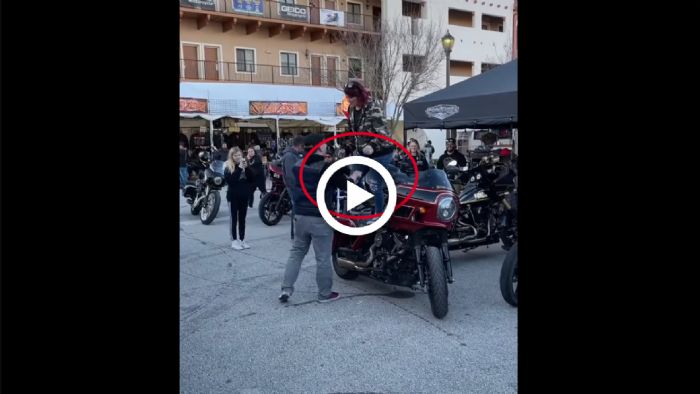 VIDEO: Την άγγιξε και αυτή του έριξε την Harley! VIDEO: Την άγγιξε και αυτή του έριξε την Harley!