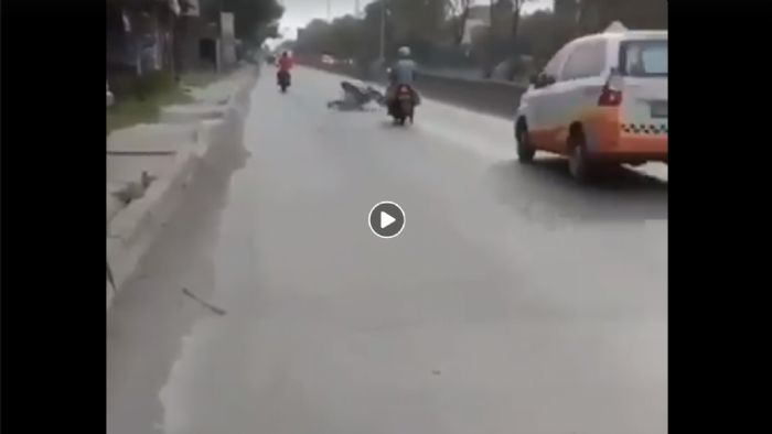 Απίστευτα τυχερός αναβάτης γλιτώνει την ισοπέδωση! Απίστευτα τυχερός αναβάτης γλιτώνει την ισοπέδωση!