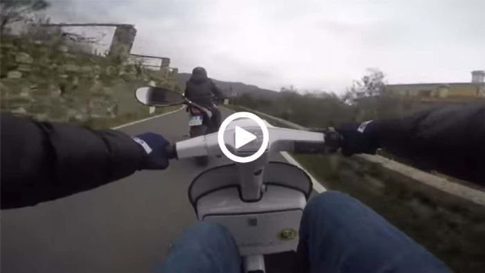 Παλιά δίχρονη Vespa «τις παίζει» με XJ6 Παλιά δίχρονη Vespa «τις παίζει» με XJ6