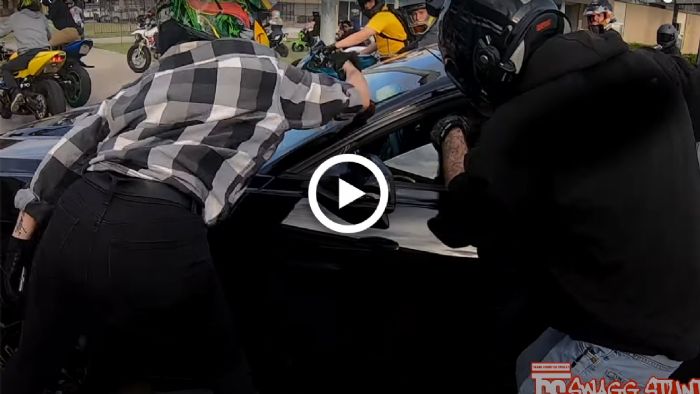 VIDEO: Μπουνιές και ξύλο μεταξύ αναβάτη και οδηγού μετά από τρακάρισμα VIDEO: Μπουνιές και ξύλο μεταξύ αναβάτη και οδηγού μετά από τρακάρισμα