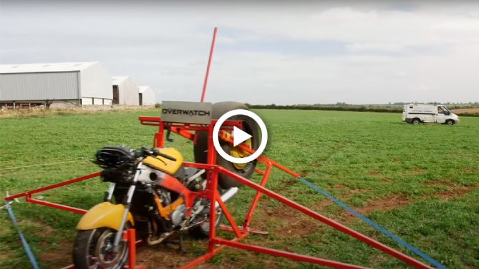 VIDEO: Μετατρέποντας μια μοτοσυκλέτα σε... εκτοξευτή τροχών! 