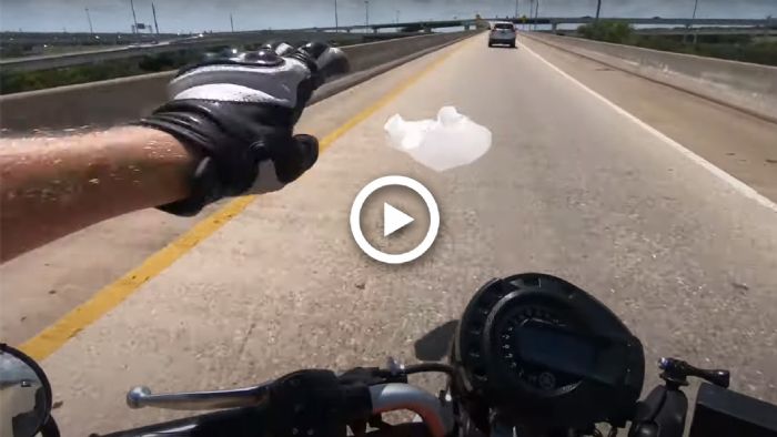 VIDEO: Μια απειλητική σακούλα κινείται εναντίον μοτοσυκλετιστή