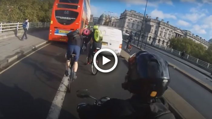 VIDEO: Δυνατός τσαμπουκάς αναβάτη με ποδηλάτες VIDEO: Δυνατός τσαμπουκάς αναβάτη με ποδηλάτες