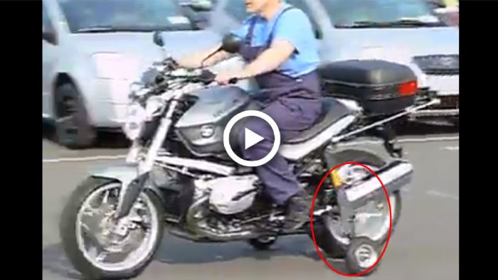 VIDEO: Μοτοσυκλέτα με βοηθητικές, στην κυριολεξία! VIDEO: Μοτοσυκλέτα με βοηθητικές, στην κυριολεξία!