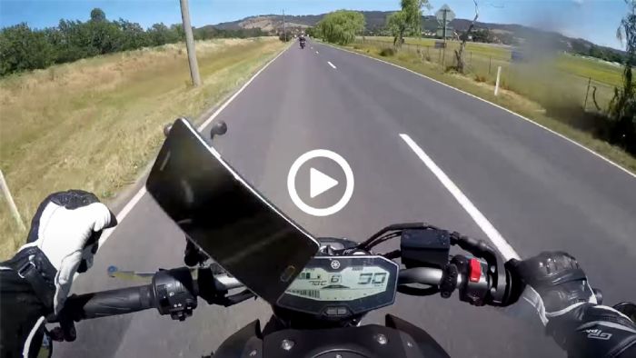 VIDEO: Όταν σου φεύγει το κινητό από την βάση εν κινήσει!