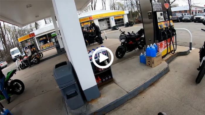 VIDEO: Αναβάτης σε κρίση θυμού γιατί χύθηκε βενζίνη στην μοτοσυκλέτα του VIDEO: Αναβάτης σε κρίση θυμού γιατί χύθηκε βενζίνη στην μοτοσυκλέτα του