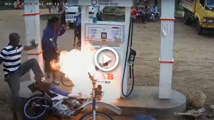 VIDEO: Μηχανή «λαμπαδιάζει» στο βενζινάδικο και φέρνει την κόλαση