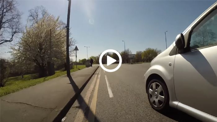 VIDEO: Οδηγός αυτοκινήτου κλείνει 2 φορές ποδηλάτη! VIDEO: Οδηγός αυτοκινήτου κλείνει 2 φορές ποδηλάτη!