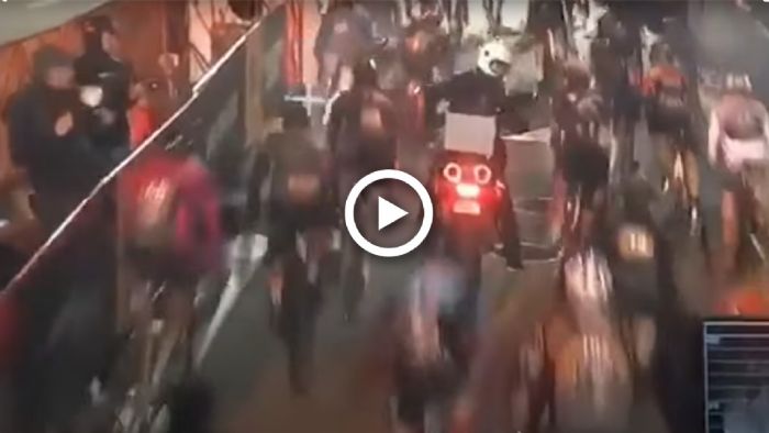 VIDEO: Μοτοσυκλετιστής προκαλεί τεράστιο ατύχημα με ποδηλάτες VIDEO: Μοτοσυκλετιστής προκαλεί τεράστιο ατύχημα με ποδηλάτες