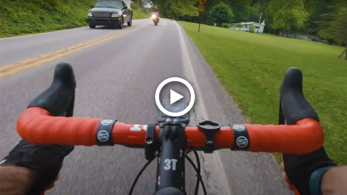 VIDEO: Παραλίγο σοβαρό ατύχημα σε «χάσιμο» του δρόμου VIDEO: Παραλίγο σοβαρό ατύχημα σε «χάσιμο» του δρόμου