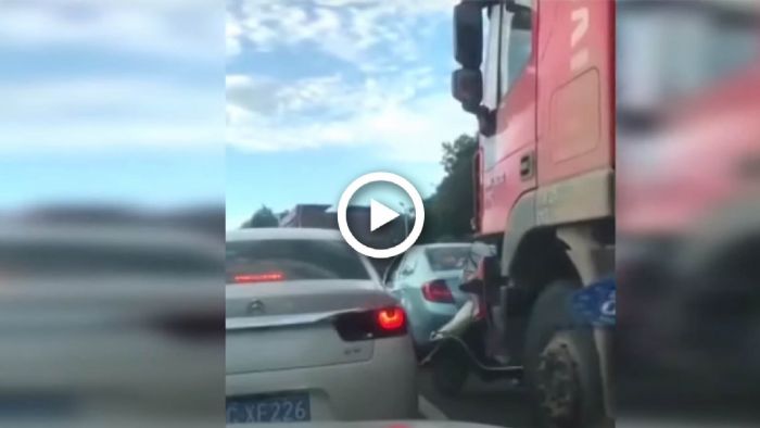 Πέρασε το φορτηγό από πάνω της! Πέρασε το φορτηγό από πάνω της!