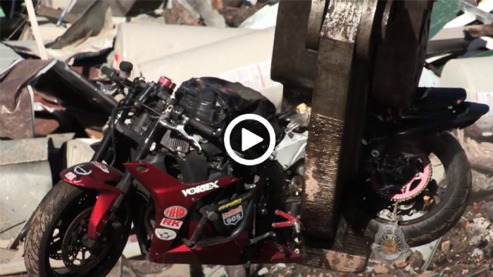 VIDEO: «Τελετουργική» καταστροφή μοτοσυκλέτας από την αστυνομία του Denver VIDEO: «Τελετουργική» καταστροφή μοτοσυκλέτας από την αστυνομία του Denver