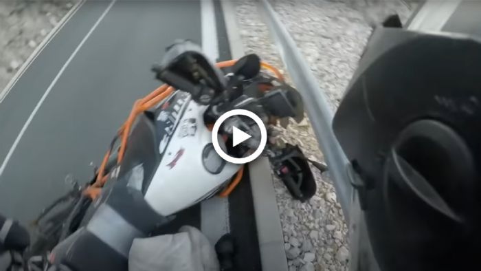 VIDEO: Τρομακτικός αέρας ρίχνει κάτω μοτοσυκλετιστή VIDEO: Τρομακτικός αέρας ρίχνει κάτω μοτοσυκλετιστή