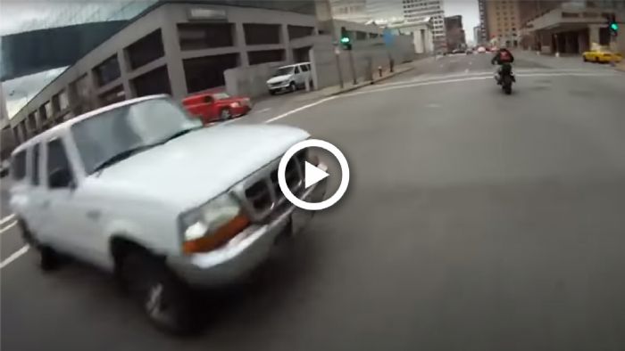 VIDEO: Δολοφόνος με SUV καίει κόκκινο και πέφτει σε αναβάτη VIDEO: Δολοφόνος με SUV καίει κόκκινο και πέφτει σε αναβάτη