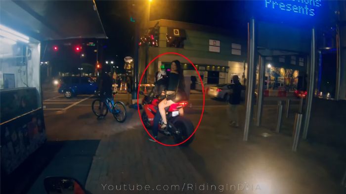 VIDEO: Κοπελίτσα υποκύπτει (για λίγο) στην γοητεία της Ducati Panigale