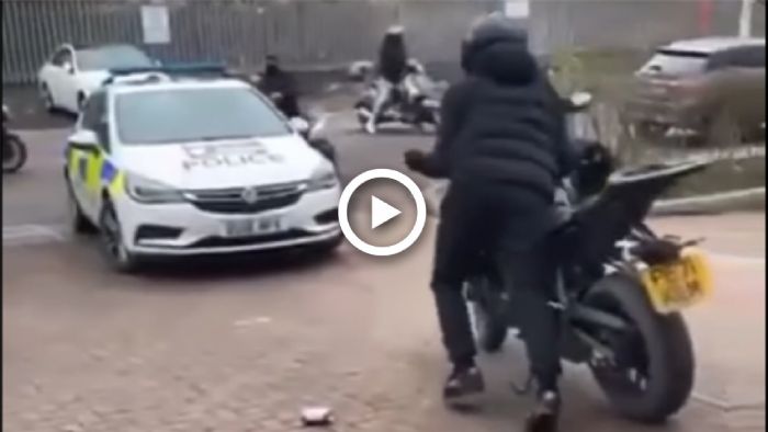 VIDEO: Έκλεψαν μοτοσυκλέτα μπροστά στην αστυνομία! 