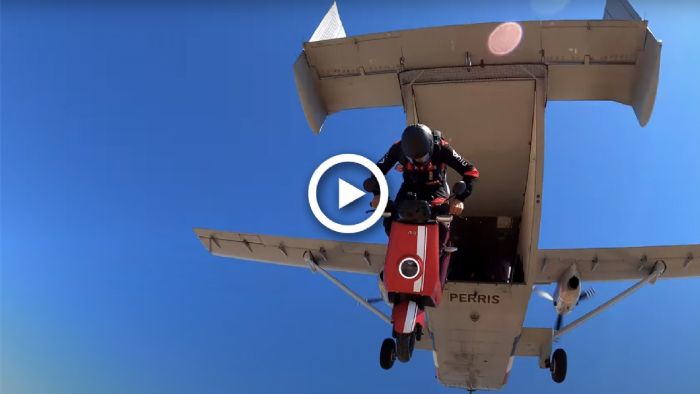 VIDEO: Βούτηξε με το scooter από το αεροπλάνο! 