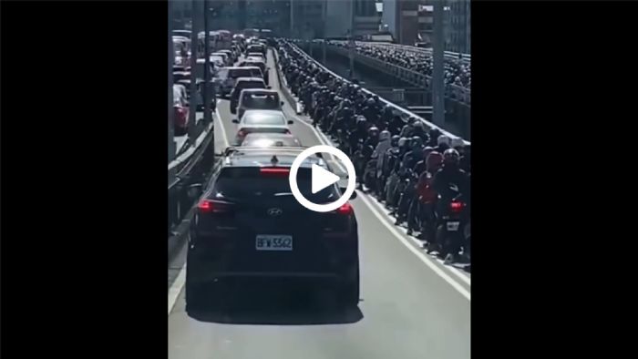 VIDEO: Μία διαφορετική αντίδραση δικυκλιστών σε μποτιλιάρισμα! VIDEO: Μία διαφορετική αντίδραση δικυκλιστών σε μποτιλιάρισμα!