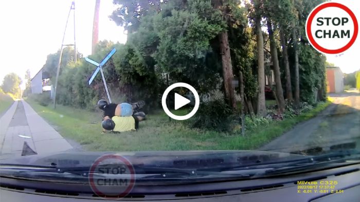 VIDEO: Δικάβαλο scooter καρφώνεται σε αυτοκίνητο και σε πινακίδα VIDEO: Δικάβαλο scooter καρφώνεται σε αυτοκίνητο και σε πινακίδα