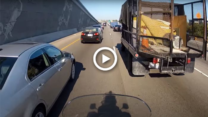 VIDEO: Όταν τρως πόρτα από φορτηγό ενώ οδηγείς VIDEO: Όταν τρως πόρτα από φορτηγό ενώ οδηγείς