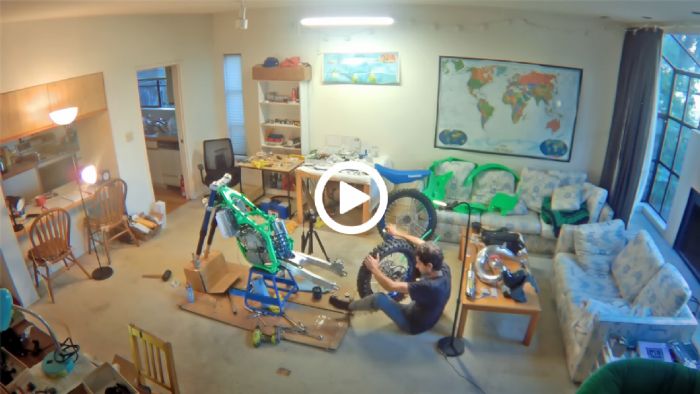 VIDEO: Τρομερό restoration μίας Kawasaki KX250 στο... σαλόνι VIDEO: Τρομερό restoration μίας Kawasaki KX250 στο... σαλόνι