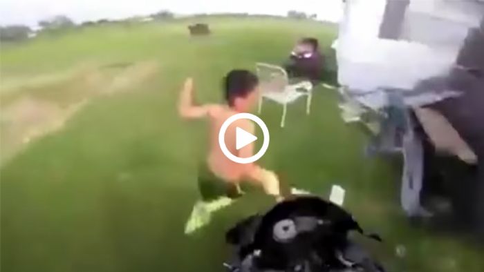 VIDEO: Αναβάτης χτυπάει παιδί διαφεύγοντας από την αστυνομία VIDEO: Αναβάτης χτυπάει παιδί διαφεύγοντας από την αστυνομία