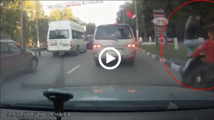 VIDEO: Πεζός - νίντζα περνάει πάνω από μηχανάκι VIDEO: Πεζός - νίντζα περνάει πάνω από μηχανάκι