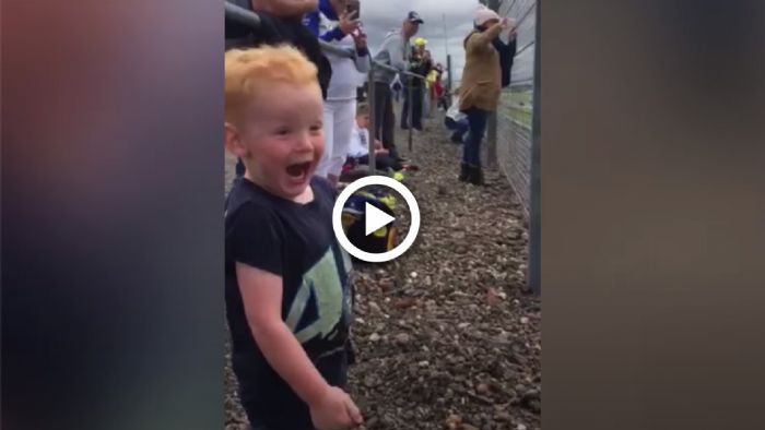 VIDEO: ΑΥΤΗ είναι αντίδραση πιτσιρικά στον ήχο των αγωνιστικών! VIDEO: ΑΥΤΗ είναι αντίδραση πιτσιρικά στον ήχο των αγωνιστικών!