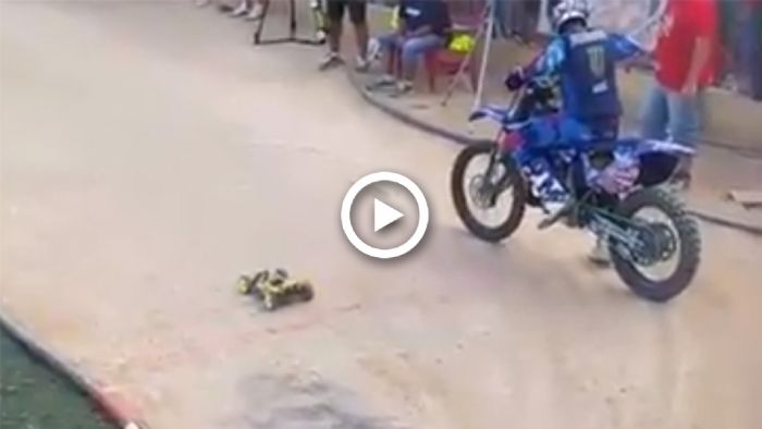 VIDEO: Μοτοσυκλέτα εναντίον... τηλεκατευθυνόμενου! VIDEO: Μοτοσυκλέτα εναντίον... τηλεκατευθυνόμενου!