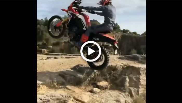 VIDEO: Κάνοντας «αδύνατα» άλματα με μια Africa Twin VIDEO: Κάνοντας «αδύνατα» άλματα με μια Africa Twin