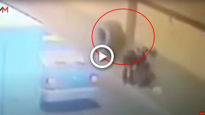VIDEO: Ρόδα χτυπάει αναβάτη... 2 φορές! VIDEO: Ρόδα χτυπάει αναβάτη... 2 φορές!