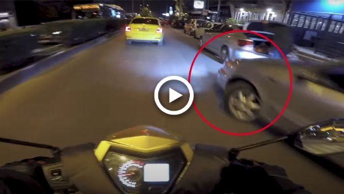 VIDEO: Παραλίγο τρακάρισμα σε βραδινές ώρες στην Γαλατσίου VIDEO: Παραλίγο τρακάρισμα σε βραδινές ώρες στην Γαλατσίου