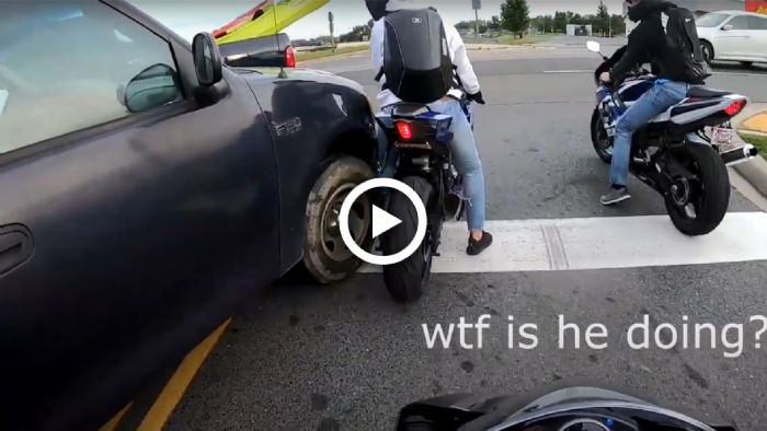 VIDEO: Οδηγός pick-up ακουμπά μοτοσυκλετιστή, ξεκινά τσαμπουκάς! VIDEO: Οδηγός pick-up ακουμπά μοτοσυκλετιστή, ξεκινά τσαμπουκάς!