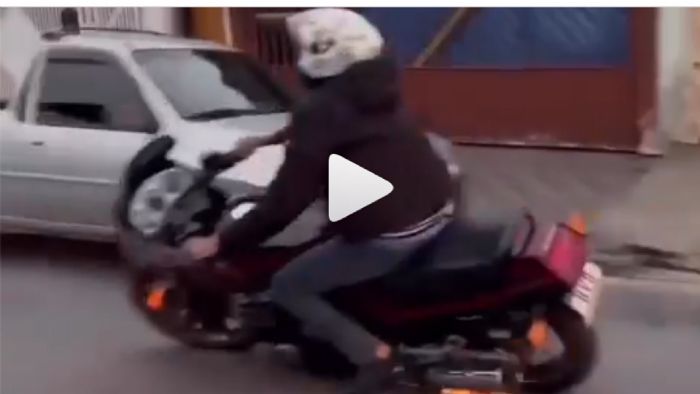 VIDEO: Αναβάτης κάνει «καραγκιοζιές» για χάρη της κάμερας VIDEO: Αναβάτης κάνει «καραγκιοζιές» για χάρη της κάμερας