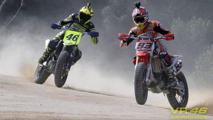 Rossi και Marquez σε παιχνίδι μέχρι τέλους στο ράντζο του πρώτου. Rossi και Marquez σε παιχνίδι μέχρι τέλους στο ράντζο του πρώτου.