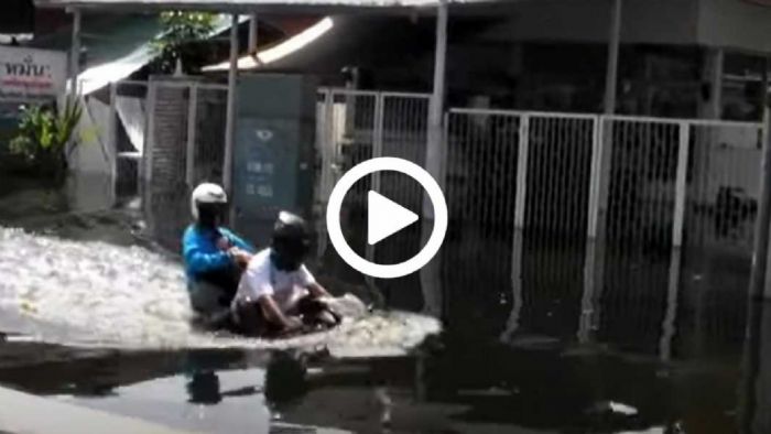 VIDEO: Μοτοσυκλέτα περνά πλημμυρισμένο δρόμο