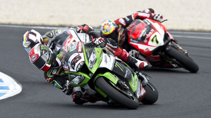 Μάχες σώμα με σώμα μεταξύ Jonathan Rea, Leon Haslam και Chaz Davies, και στα 2 σκέλη. Kawasaki, Aprilia και Ducati.