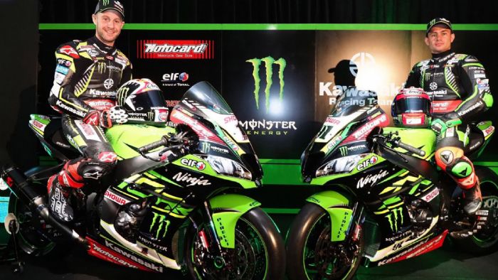 H ομάδα της Kawasaki με τους Jonathan Rea (αριστερά) και Leon Haslam. 
