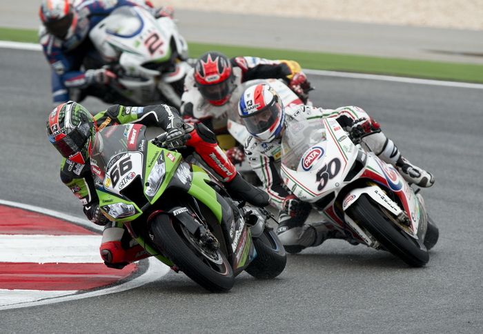 Ο Tom Sykes είναι ίσως ο συμπαθέστερος εκ των τριών διεκδικητών του πρωταθλήματος. Πήρε μια άξια νίκη στο επεισοδιακό 1ο σκέλος του Portimao.