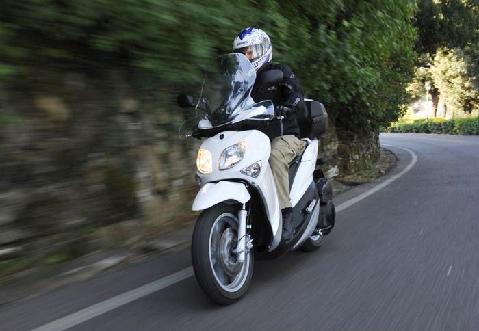 Όμορφο design, και γενναιόδωρες διαστάσεις για δύο άτομα, που όμως δεν μεταφράζονται σε έξτρα κιλά. Αντίθετα, το Yamaha είναι ευκολοδήγητο για όλους.	