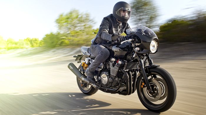 Το XJR 1300 Racer έχει τιμόνι τύπου κλιπόν, μάσκα και κάλυμμα σέλα συνεπιβάτη απ Το XJR 1300 Racer έχει τιμόνι τύπου κλιπόν, μάσκα και κάλυμμα σέλα συνεπιβάτη από carbon fiber, πιο σκυφτή θέση οδήγησης, και μεγαλύτερη κακία.