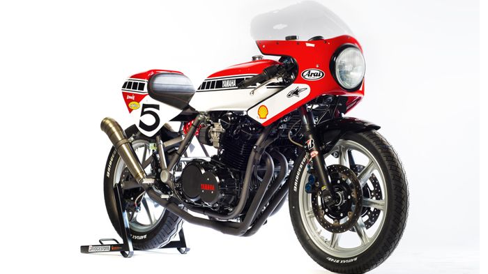 Εντυπωσιακό retro-racer.