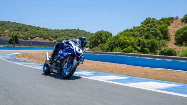 Yamaha R1: Παραμένει στην πίστα με νέες εκδόσεις R1 Race και R1 GYTR Yamaha R1: Παραμένει στην πίστα με νέες εκδόσεις R1 Race και R1 GYTR