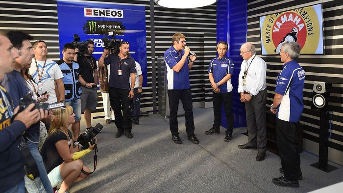 Ο Phil Read ήταν το τιμώμενο πρόσωπο της εκδήλωσης της Yamaha για τα 50 χρόνια α Ο Phil Read ήταν το τιμώμενο πρόσωπο της εκδήλωσης της Yamaha για τα 50 χρόνια από το πρώτο παγκόσμιο τίτλο της.