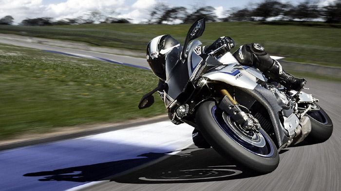 Διακόσια άλογα, διακόσια κιλά βάρους (1 περισσότερο από το απλό R1), ηλεκτρονικές αναρτήσεις Ohlins, Carbon φέρινγκ, special λάστιχα και τηλεμετρία για το YZF-R1Μ!