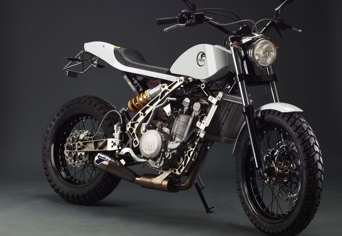 Πιο επιθετική κοψιά δύσκολα θα βρεις σε μοτοσικλέτα. Το dt530 θυμίζει μεταλλικό Πιο επιθετική κοψιά δύσκολα θα βρεις σε μοτοσικλέτα. Το dt530 θυμίζει μεταλλικό έντομο Transformer έτοιμο να επιτεθεί.