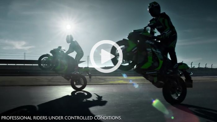 Οι κ.κ. Jonathan Rea και Tom Sykes χαριεντίζονται στην πίστα με το νέο ZX-10R.